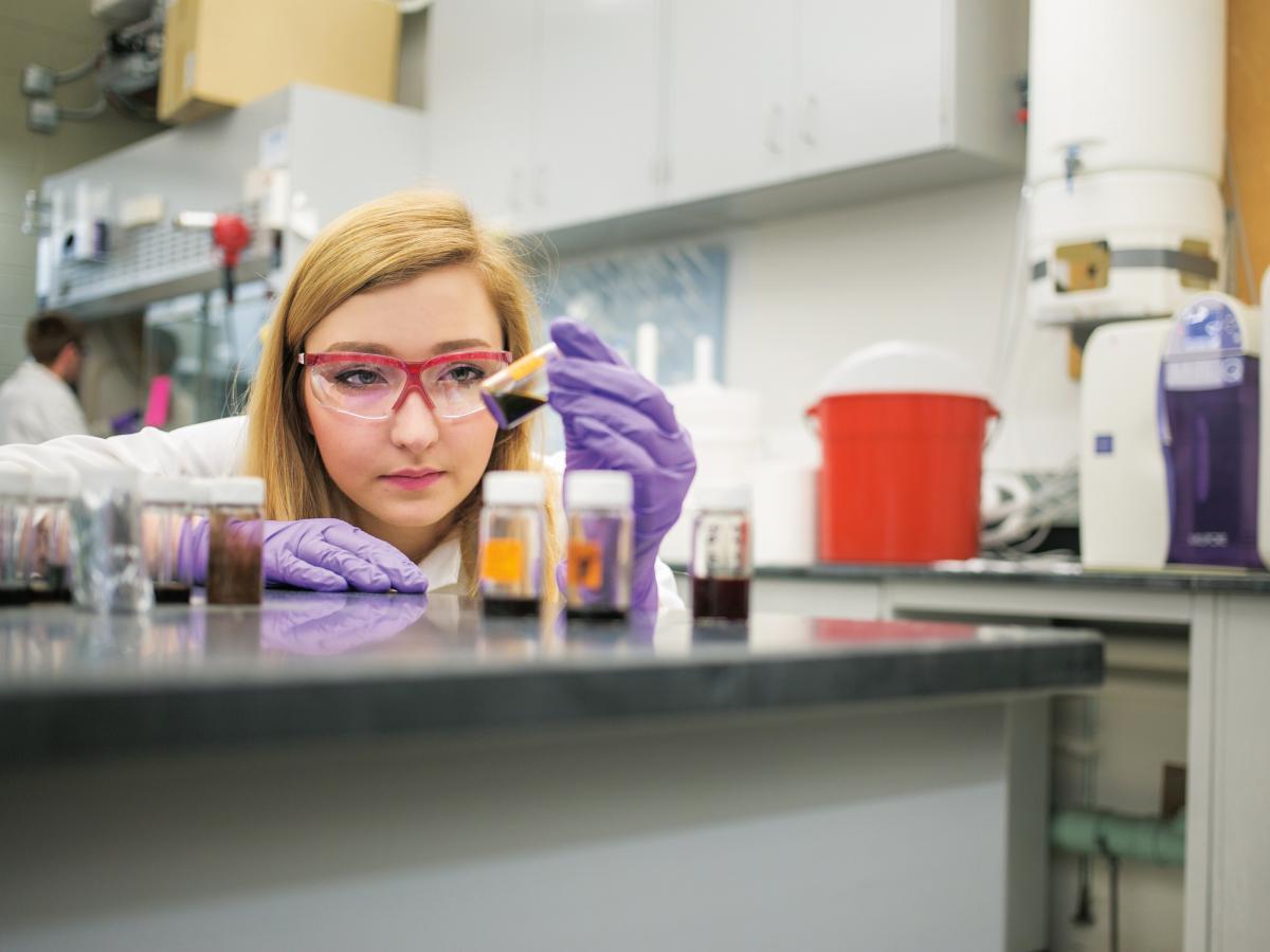 Julia Fordham (VIPER '16) at work in the laboratory of Professor Christopher Murray.